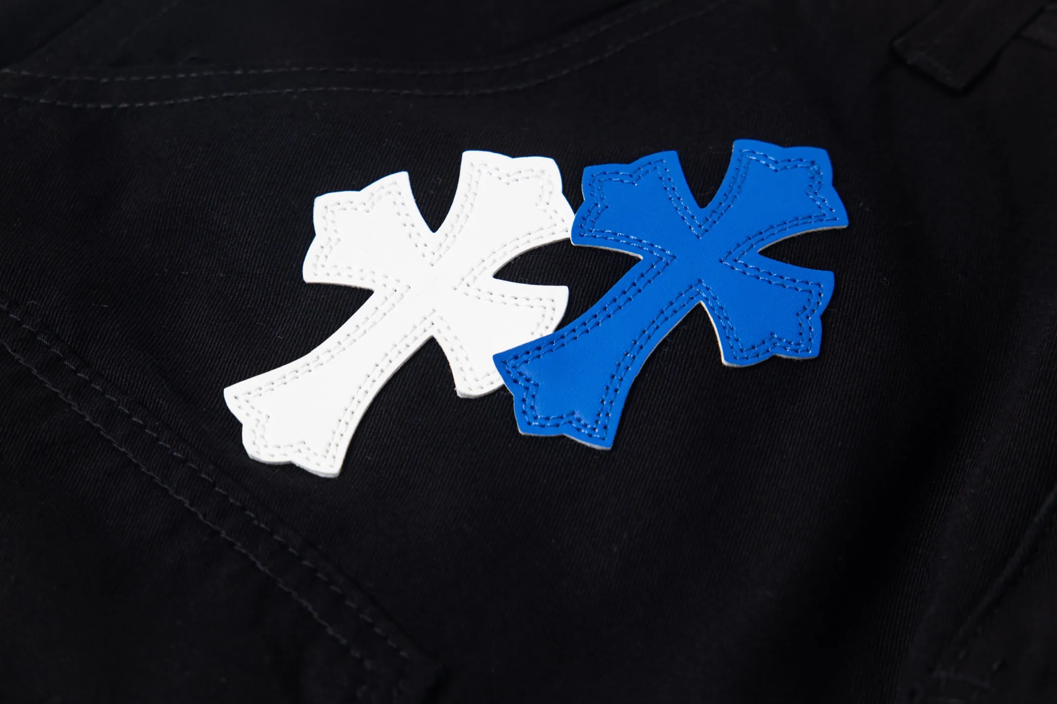 P260 Chrome Hearts Chrome Hearts black denim with white and blue multi-leather hot jeans. CH jeans need to be washed and then disassembled and hand-stitched with sheepskin cross leather and then spliced ​​to complete. The whole piece has too many craftsmanship to explain. The patchwork cross pattern is embellished, and the high-waisted washed jeans! ! Absolutely high-end luxury products, god-level single products, super popular products, made with top heavy industry, a magic weapon that cannot be missed. About Kroxin This is an extremely luxurious fashion brand, which can also be called the aristocrats of the high street. It has always been an exclusive brand for some hipsters or rich second generation. Compared with ordinary high streets, it is more luxurious and noble. Compared with luxury brands, it has a more fashionable personality and has always been a brand that I have a special liking for. Style number: 1765# Color: black Size: 28 30 32 34 36